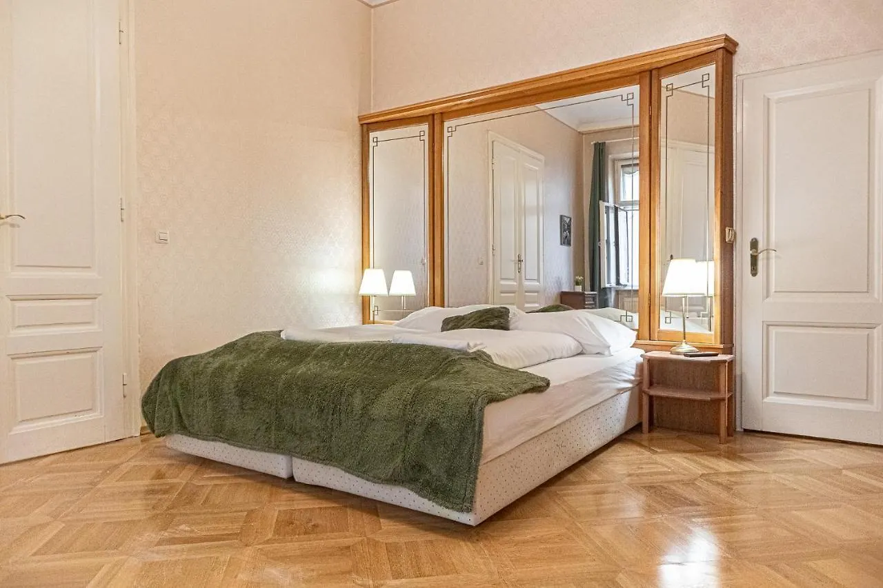 Large 4Br Apt Near Karlsplatz Ideal For Big Groups فيينا 0*,  النمسا