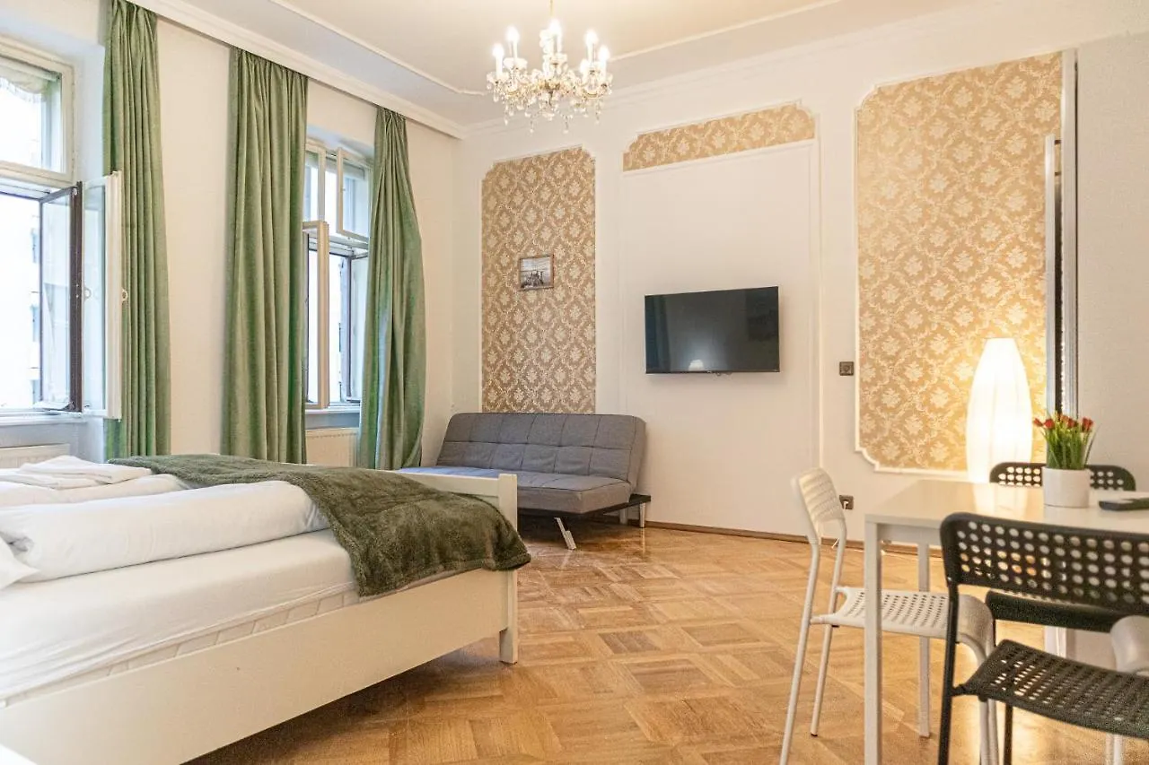 Large 4Br Apt Near Karlsplatz Ideal For Big Groups فيينا شقة