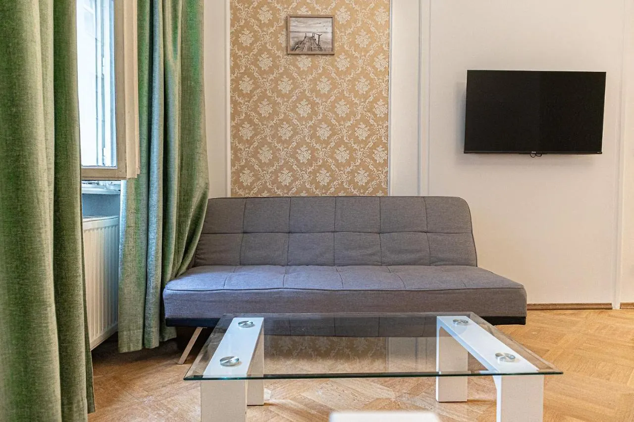 Large 4Br Apt Near Karlsplatz Ideal For Big Groups فيينا شقة