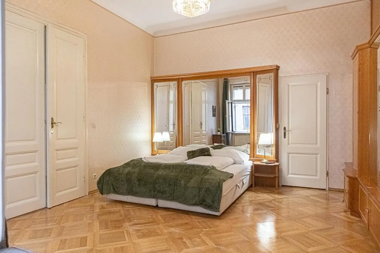 شقة Large 4Br Apt Near Karlsplatz Ideal For Big Groups فيينا النمسا