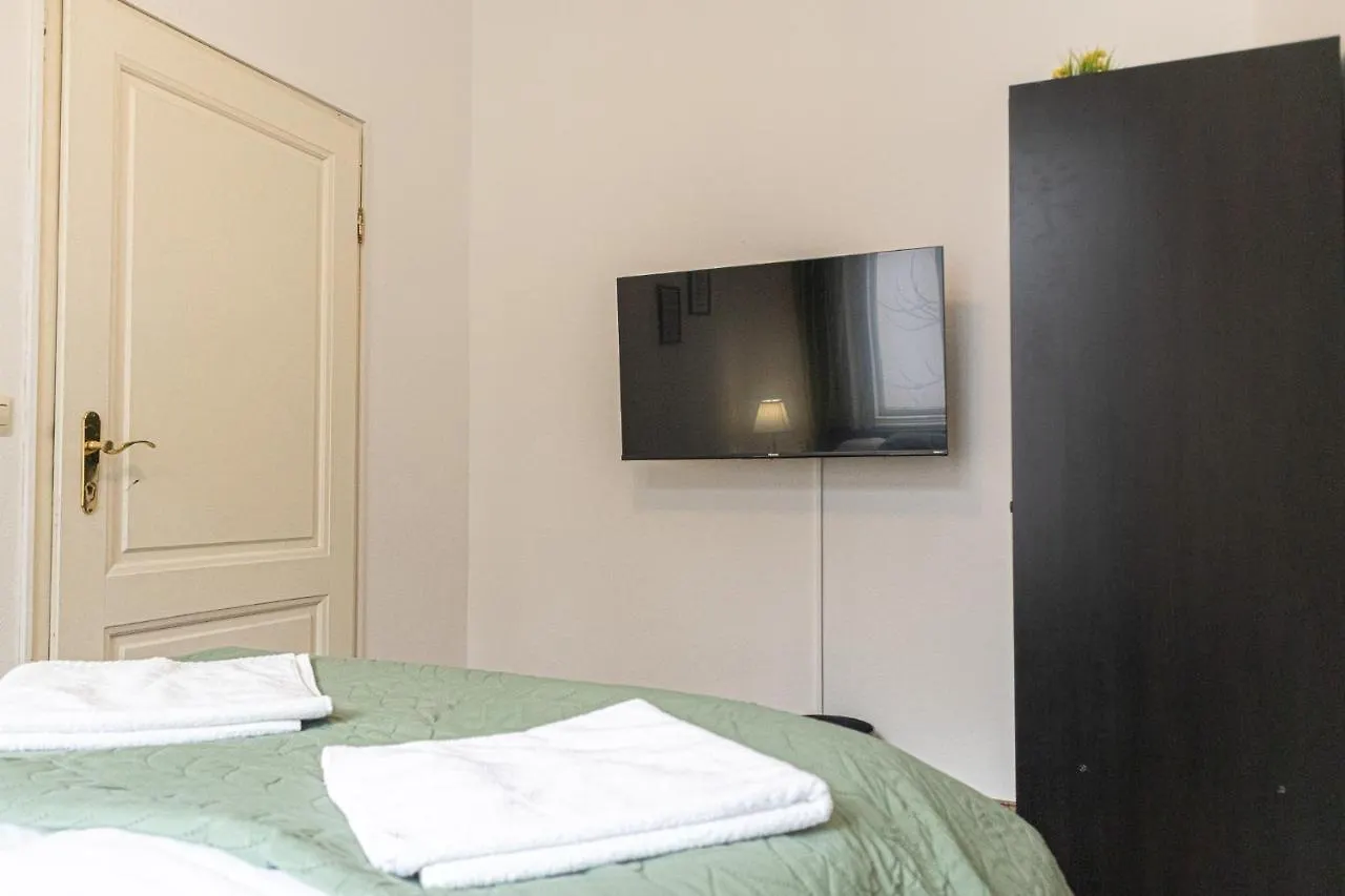 Large 4Br Apt Near Karlsplatz Ideal For Big Groups فيينا شقة