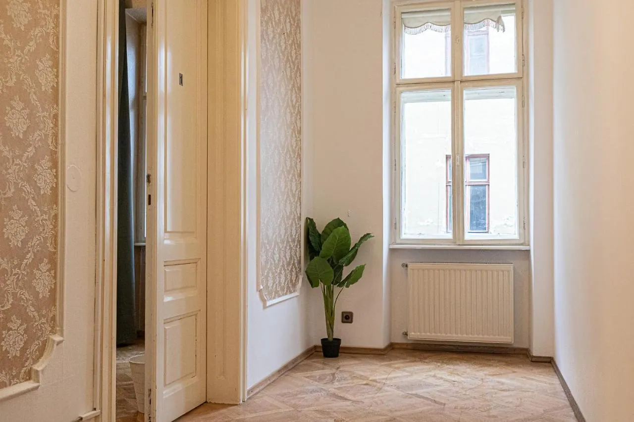 Large 4Br Apt Near Karlsplatz Ideal For Big Groups فيينا شقة