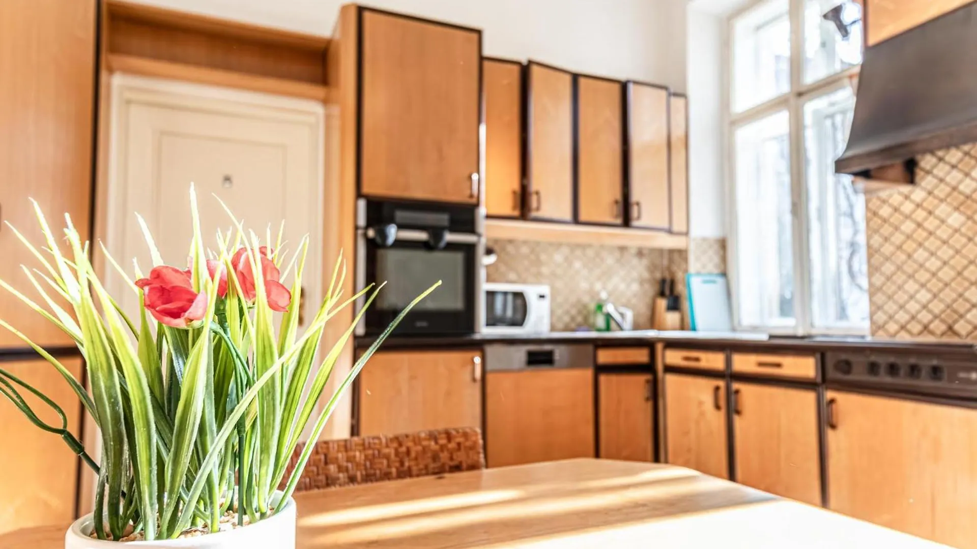 Large 4Br Apt Near Karlsplatz Ideal For Big Groups فيينا 0*,  النمسا