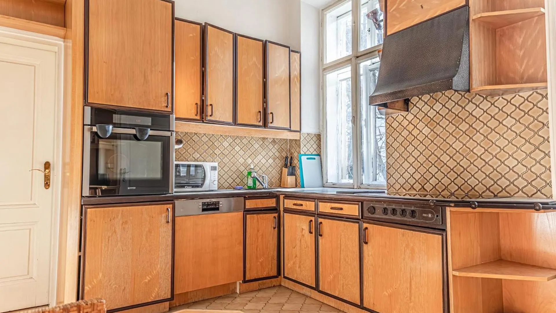 Large 4Br Apt Near Karlsplatz Ideal For Big Groups فيينا شقة